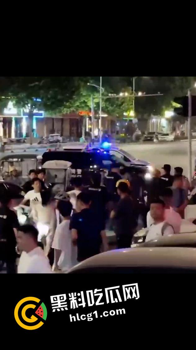 河南许昌建设路大型捉奸现场 上百人围观小三大战原配 前排吃瓜!-5