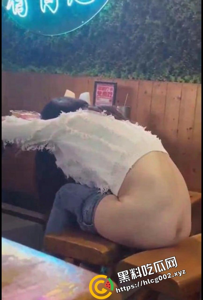 上海醉酒女当街脱衣求外国人操她 结果被警方制止并带走! 还叫警察帮忙掰开自己的屁眼-7