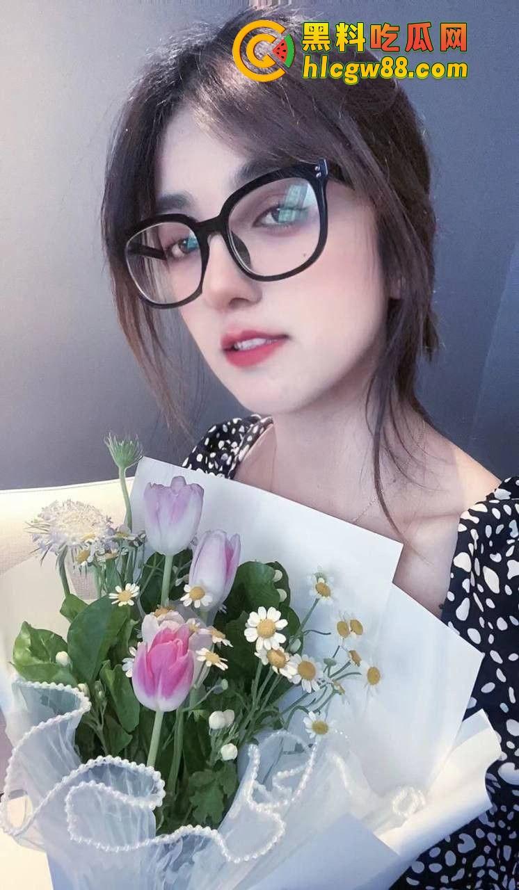 新疆乌鲁木齐财经学院『夏赫曼古丽』混血眼镜婊被颜射满脸,鸡巴吃得香喷喷,管他清不清真照吃不误!-3