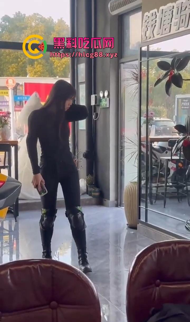 常州奥体又一女骑炸街陨落，10来个精神小伙见了B就跟丧尸一样围追堵截 结果姑娘压弯翻车 直接游戏结束！-5