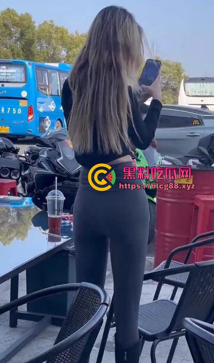 常州奥体又一女骑炸街陨落，10来个精神小伙见了B就跟丧尸一样围追堵截 结果姑娘压弯翻车 直接游戏结束！-9