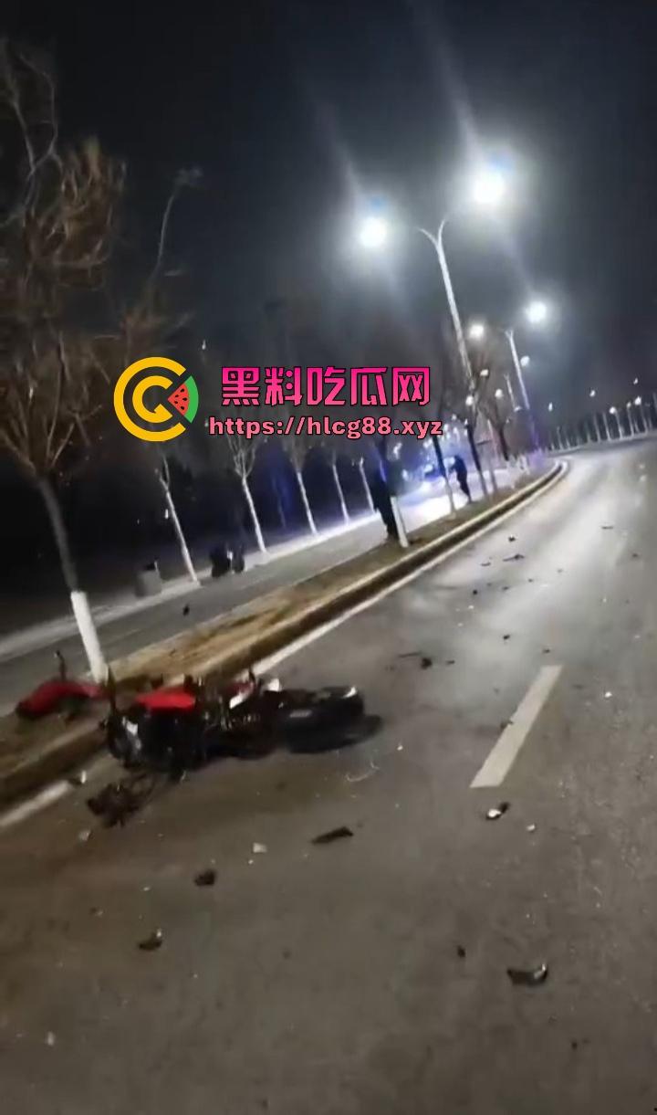 常州奥体又一女骑炸街陨落，10来个精神小伙见了B就跟丧尸一样围追堵截 结果姑娘压弯翻车 直接游戏结束！-14