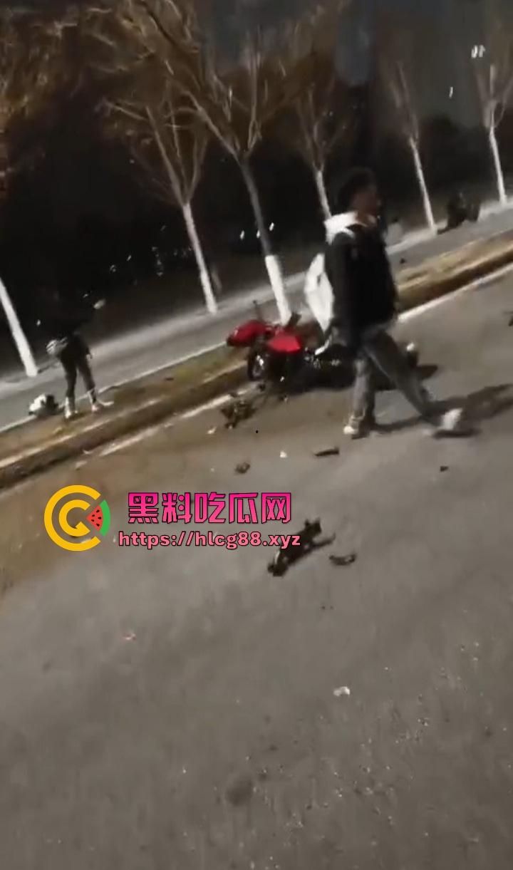 常州奥体又一女骑炸街陨落，10来个精神小伙见了B就跟丧尸一样围追堵截 结果姑娘压弯翻车 直接游戏结束！-15