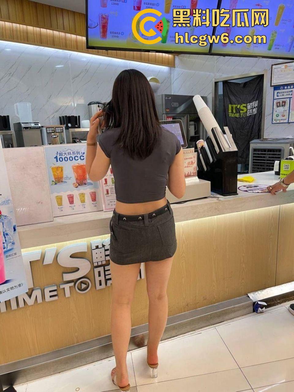 长沙瓜友大战江苏人妻【苗芳芳】红色战袍撩人,私会偷情被蹬一晚,爽完回家找老公要爱的抱抱!-1