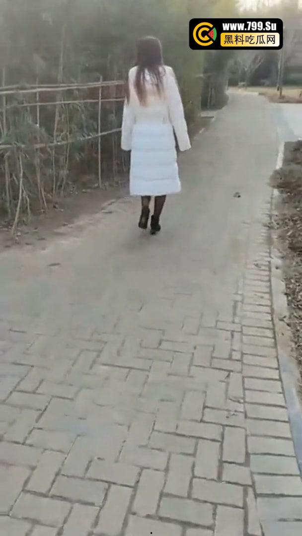 乱伦大神虐操喷水嫂子新作 大哥出门买年货 我偷约嫂子公园露出口射 后入干喷水-1