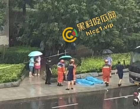 大连大暴雨！父女俩被冲进大巴车 卡在底盘下溺水！2人双双身亡！-5
