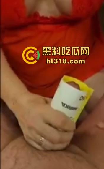 不是哥们对自己这么狠的吗?直接叫巨乳美女上砂纸帮你撸管,血都磨出来了,真当自己的是铁棒呀!-4