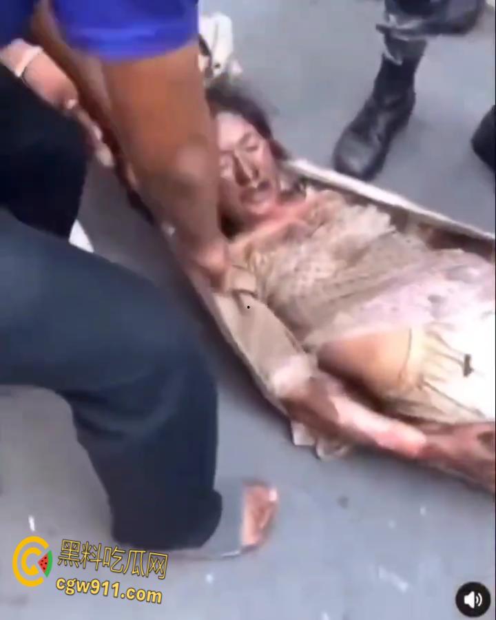 尼泊尔突发暴乱，前总理妻子在家中被民众放火烧死，财政部长被游街拖行，并被赶入河中殴打 ！-5