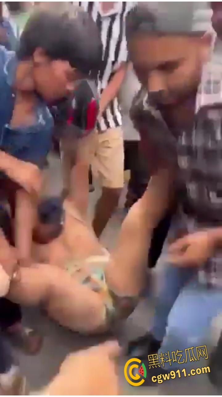 尼泊尔突发暴乱，前总理妻子在家中被民众放火烧死，财政部长被游街拖行，并被赶入河中殴打 ！-6