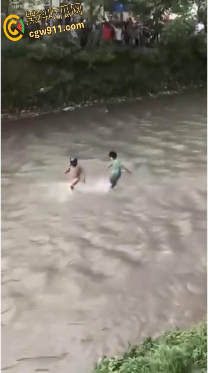 尼泊尔突发暴乱，前总理妻子在家中被民众放火烧死，财政部长被游街拖行，并被赶入河中殴打 ！-7