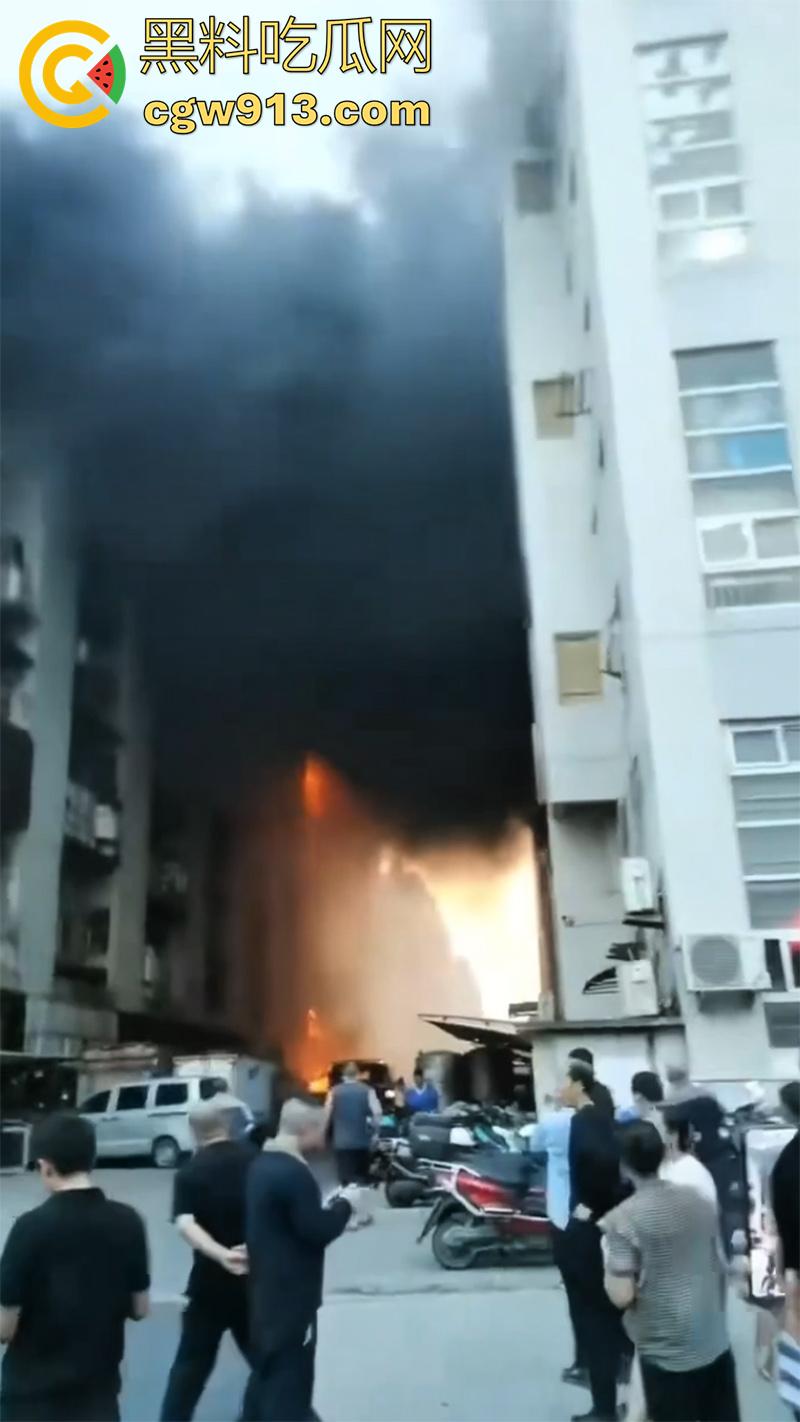 一根烟毁灭一栋楼！温州乐清盐盘工业园区，几名女工仓房抽烟，引发大火10多辆消防车都无法扑灭！-4