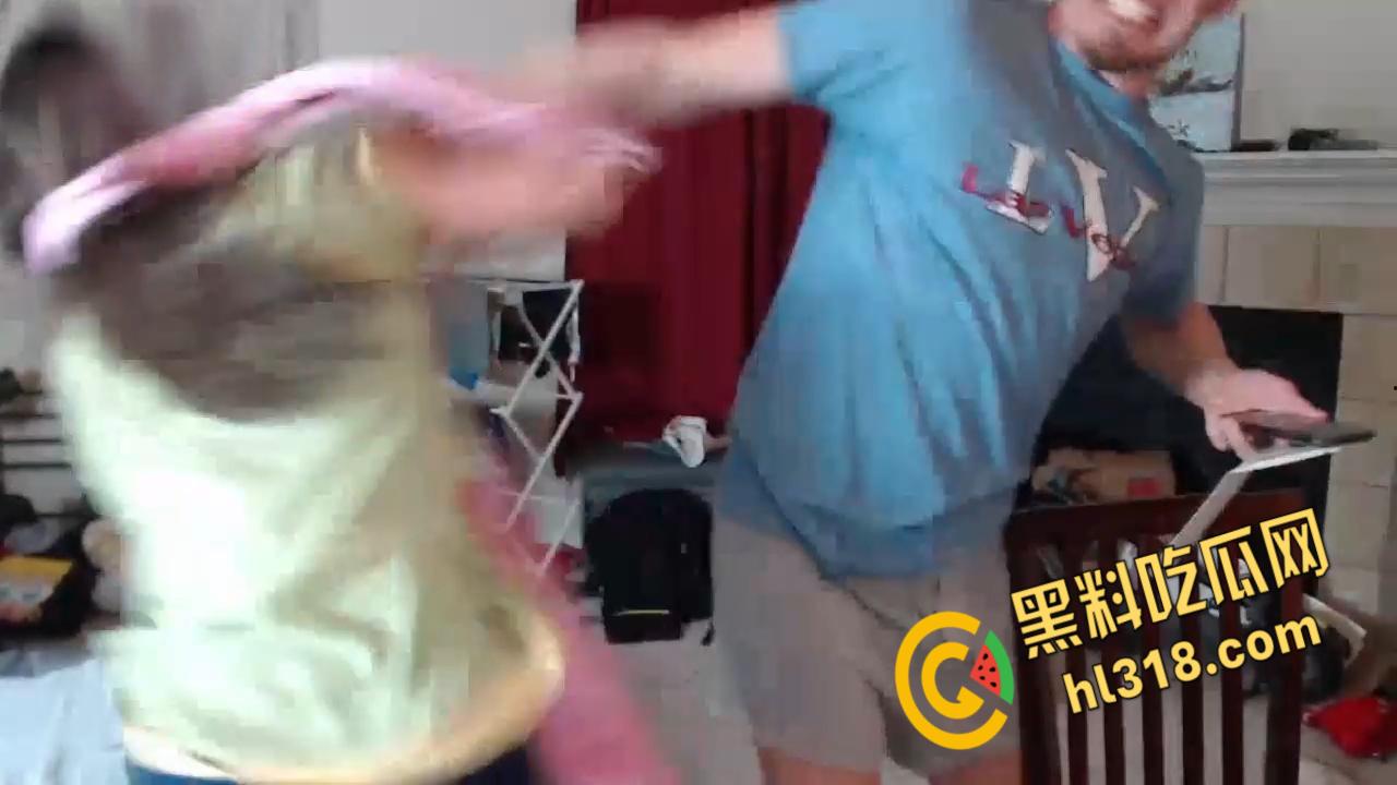 英国女主播打老公耳光，结果被老公反手几个大比兜，打到满脸是血嗷嗷大哭-3