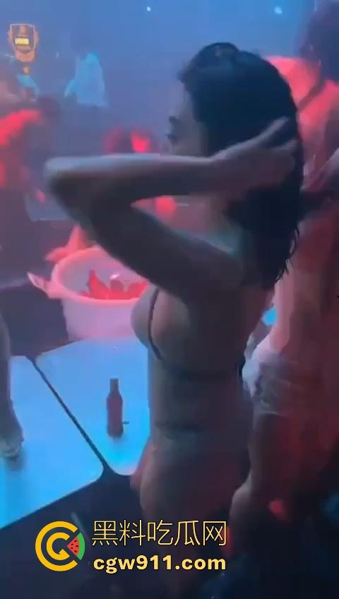 酒池肉林的生活真让人羡慕啊！一上卡座大奶骚鸡主动伺候，卡座上操逼，扣穴、口爆只要钱到位没什么不可！-8