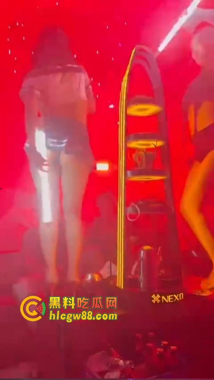 再见了朋友,今晚我就要起航!夜店丰乳肥臀小骚逼,直接摸逼闻味,确认确认无异味即刻战斗状态!-1