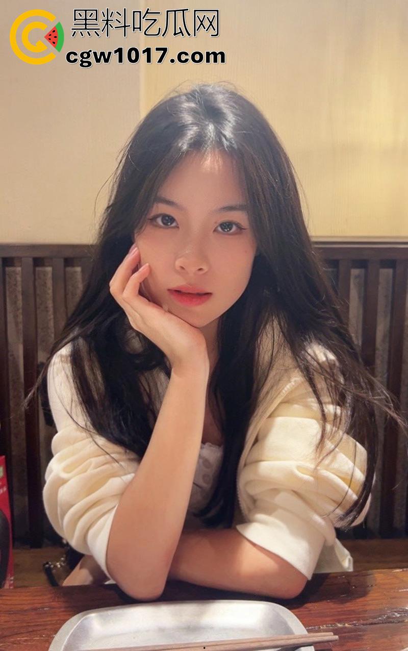 上海同济大学清纯小学妹【王梓紫】，身材性感奶大臀翘，被大屌体育生勾搭，到酒店展示吃鸡技术，小嘴都撑爆了！-1