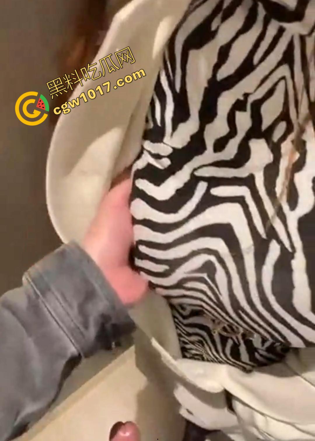 商场柜台大姐【朱艳燕】在试衣间“犯贱”，奶子肥硕的她像发情母兽，舌头撩拨男人鸡巴，热情如火的眼神撩人至极！-2