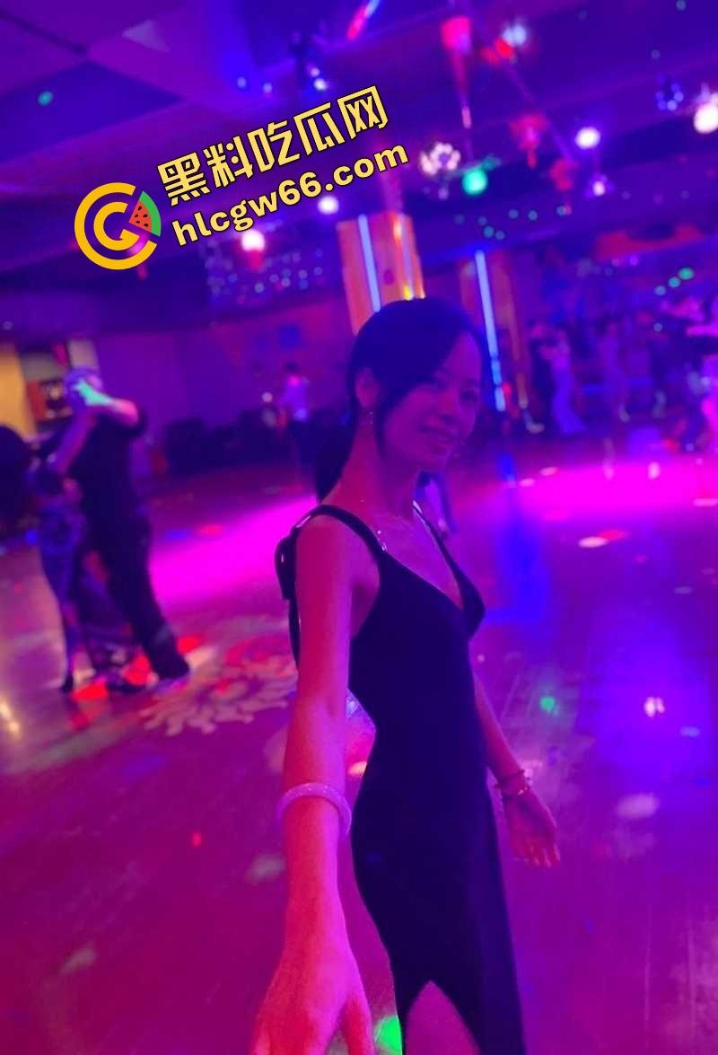 十块钱能干嘛？能买两根雪糕，也能直接揉奶抠逼！莎莎舞厅现场曝光骚货排队等你摸！-9