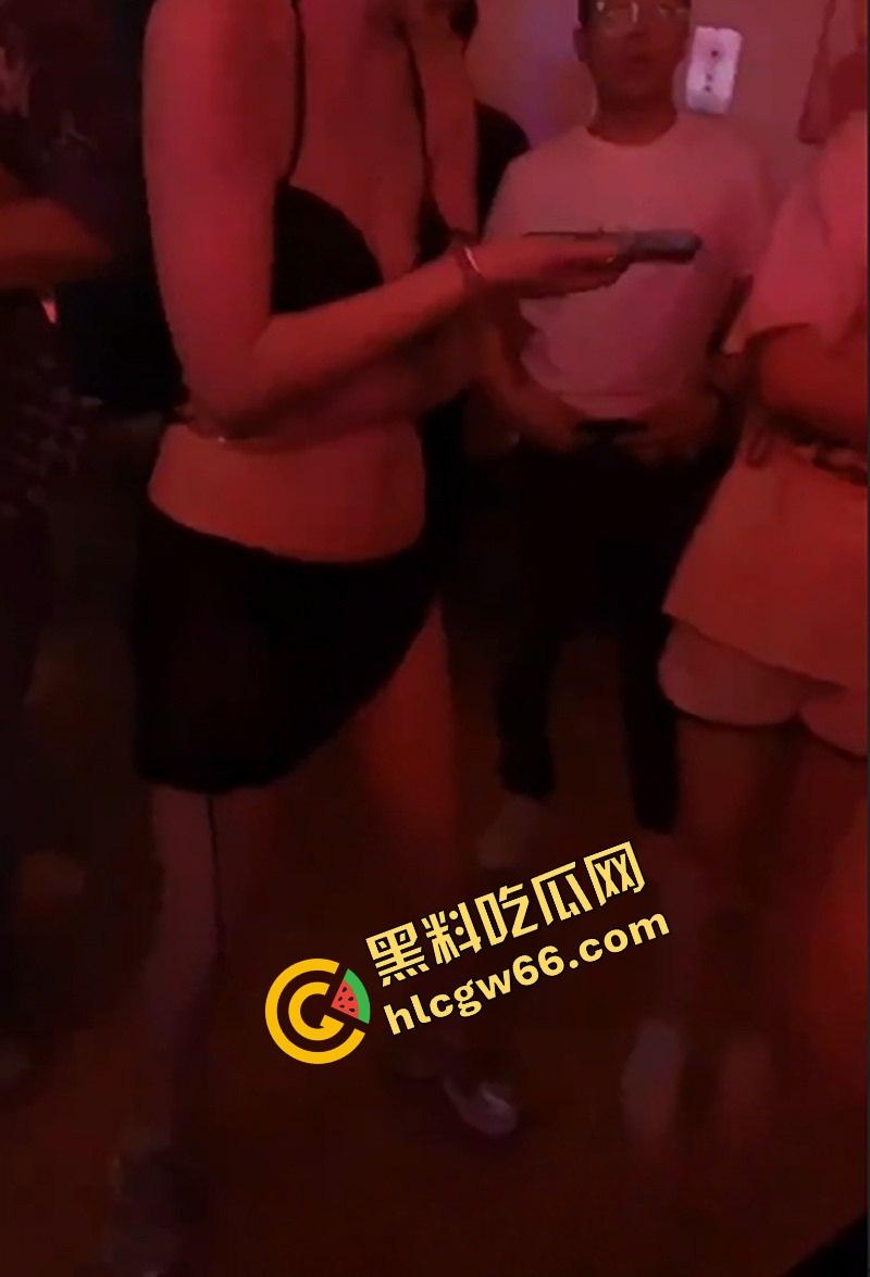 十块钱能干嘛？能买两根雪糕，也能直接揉奶抠逼！莎莎舞厅现场曝光骚货排队等你摸！-10