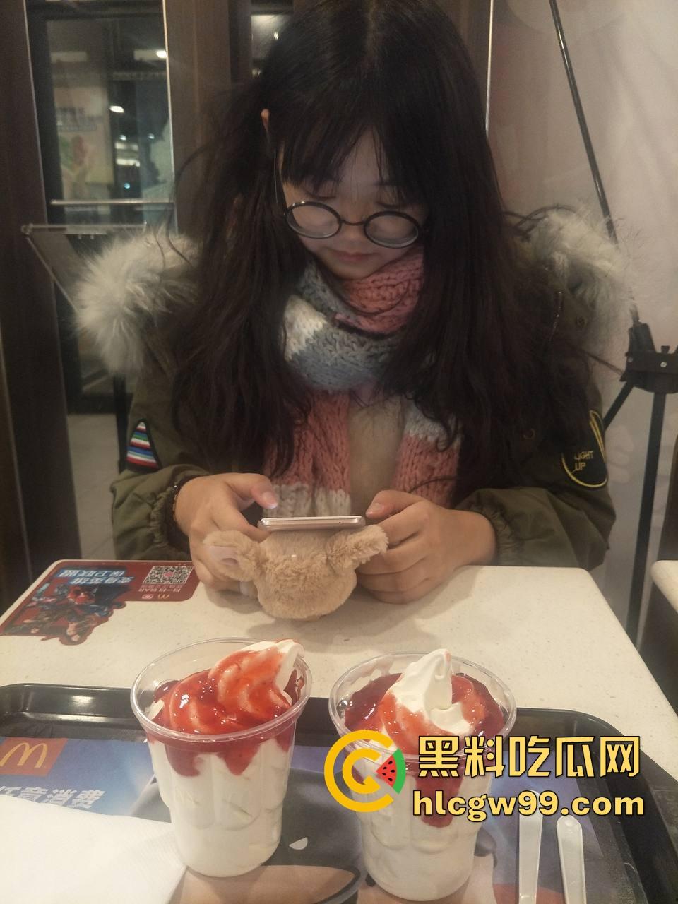 四川师范大学【赵乔】麦当劳吃个圣代就被操，线下约见直接被射满嘴，嘴里接满白浊液舔得干干净净！-1