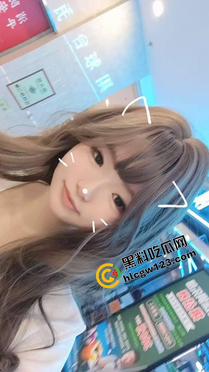 广州大学母狗【邓洁仪】出轨街头潮男被拍，回家被藤条打到屁眼发紫，还挺着奶叫得骚得要死！-1