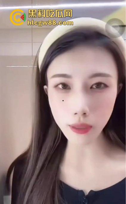 抖音直播间一个小淫娃 大哥说啥就做啥 抖音小网红直播擦边 对着墙壁舌舔舐模拟口交！-3