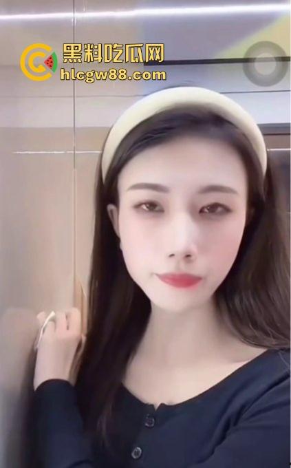 抖音直播间一个小淫娃 大哥说啥就做啥 抖音小网红直播擦边 对着墙壁舌舔舐模拟口交！-4