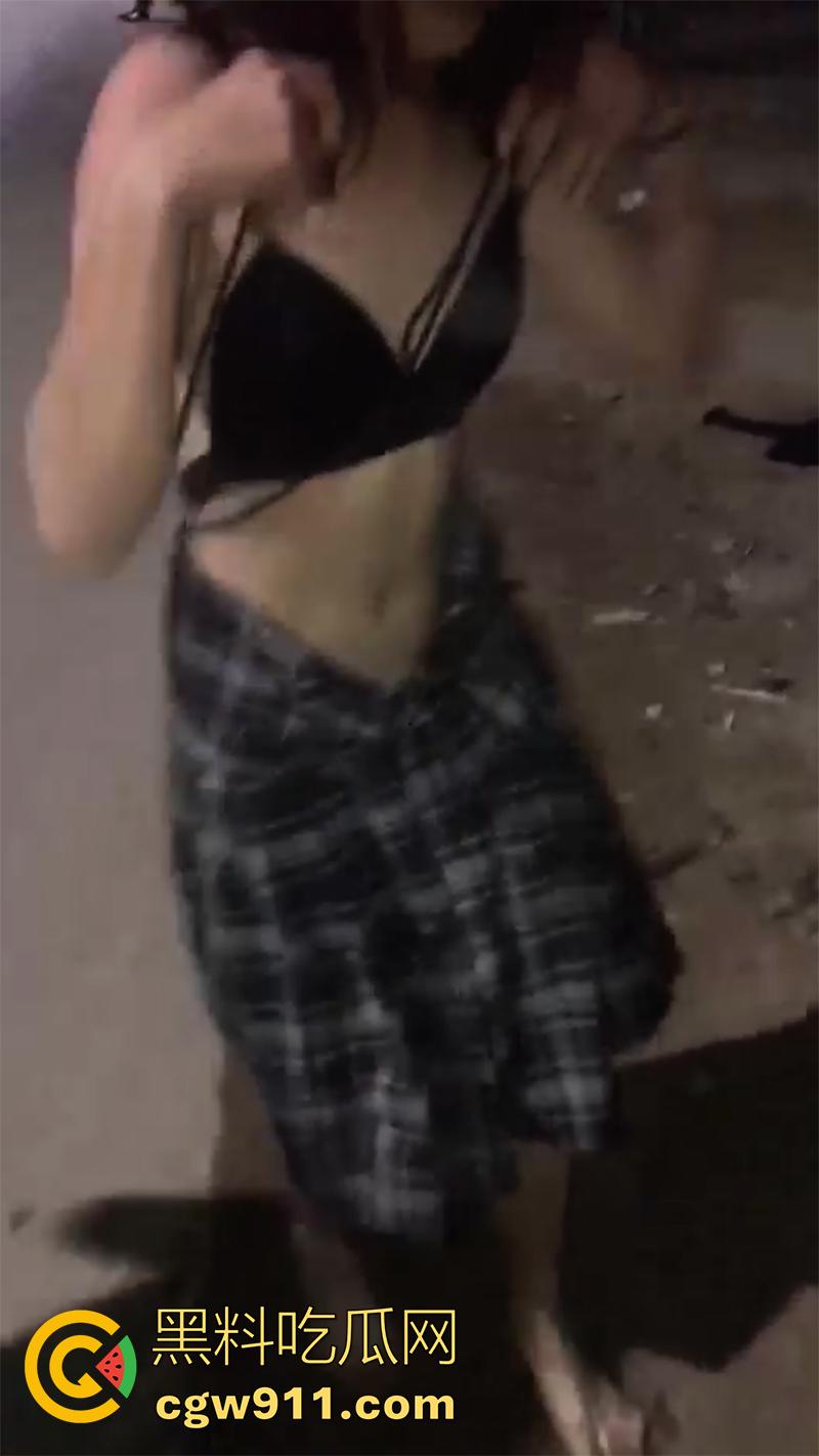 广西翻版陈美娇,靠逼勾引男人见人就睡,结果被其女友发现,带人直接围堵群殴,直接打到下跪磕头!-7