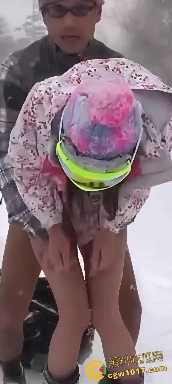 户外野战天花板,超雄情侣大冬天雪地激情做爱,还不忘变换各种姿势,这是真不怕冷啊!-2