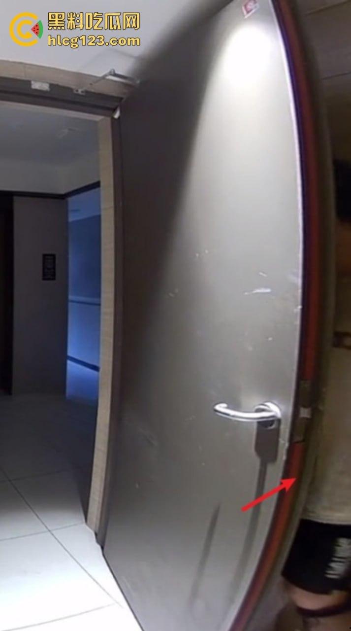 监控实拍男子偷业主女鞋 蹲楼道狂舔10分钟 变态行径被全程拍下-10