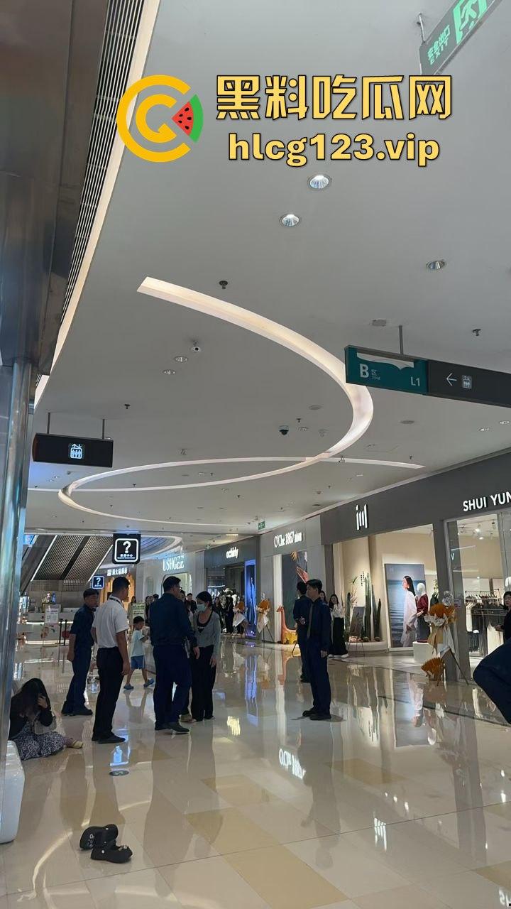 珠海街头惨烈抓小三!正妻怒揍小三十分钟,后背裸露惨叫救命,路人全程围观无人理!-2