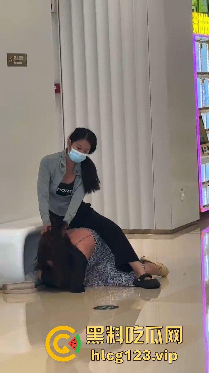 珠海街头惨烈抓小三!正妻怒揍小三十分钟,后背裸露惨叫救命,路人全程围观无人理!-5