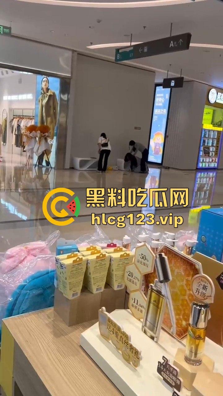 珠海街头惨烈抓小三!正妻怒揍小三十分钟,后背裸露惨叫救命,路人全程围观无人理!-10