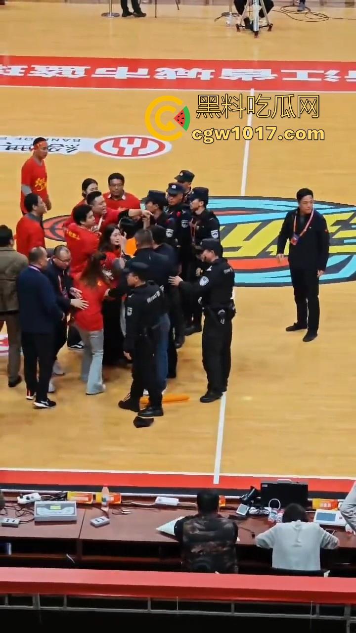 浙BA篮球联赛爆发大冲突！绍兴球队输不起，打完后还要打球员，真应了那句话，喝绍兴黄酒，打各地朋友！-6
