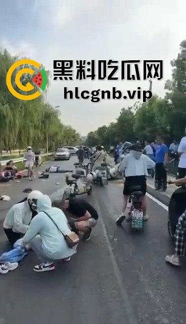 网传武汉一小学附近突发车祸多名小孩倒地,疑似男子精神不正常报复社会!!!-3