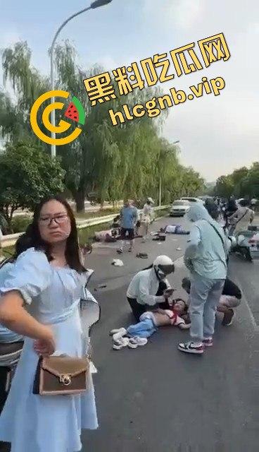 网传武汉一小学附近突发车祸多名小孩倒地,疑似男子精神不正常报复社会!!!-4