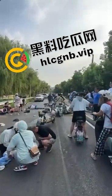 网传武汉一小学附近突发车祸多名小孩倒地,疑似男子精神不正常报复社会!!!-5