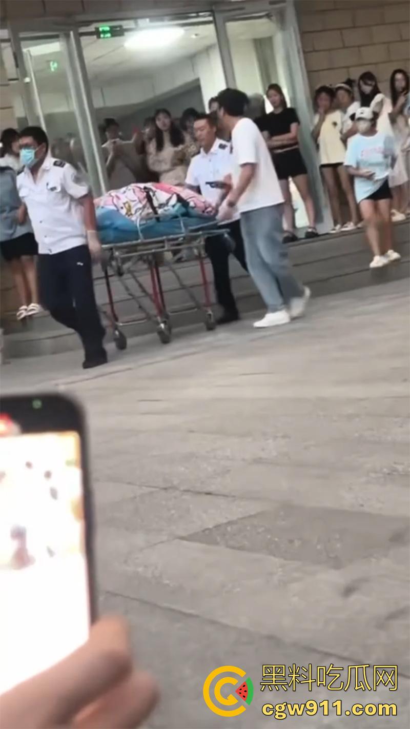 甘肃农业职业技术学院,女大学生宿舍分娩,遭大出血以及送医,做爱欢乐多,生子险送命啊!-7