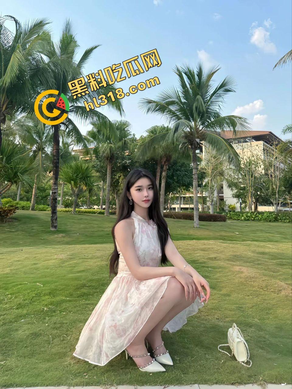 女狗完成主人的街头羞辱任务，薄纱透视装真空出街公园游街，711买零食收银小哥都看懵逼了！-5