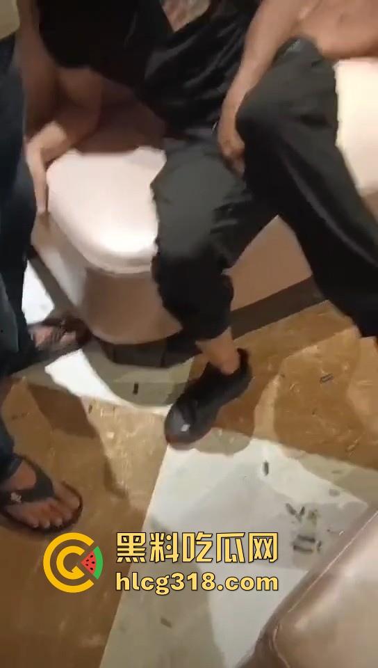 广东汕头潮阳自然局局长【欧镇武】被老婆抓奸咬坏鸡巴 嘶~这恐怕不止有点疼呀!-9