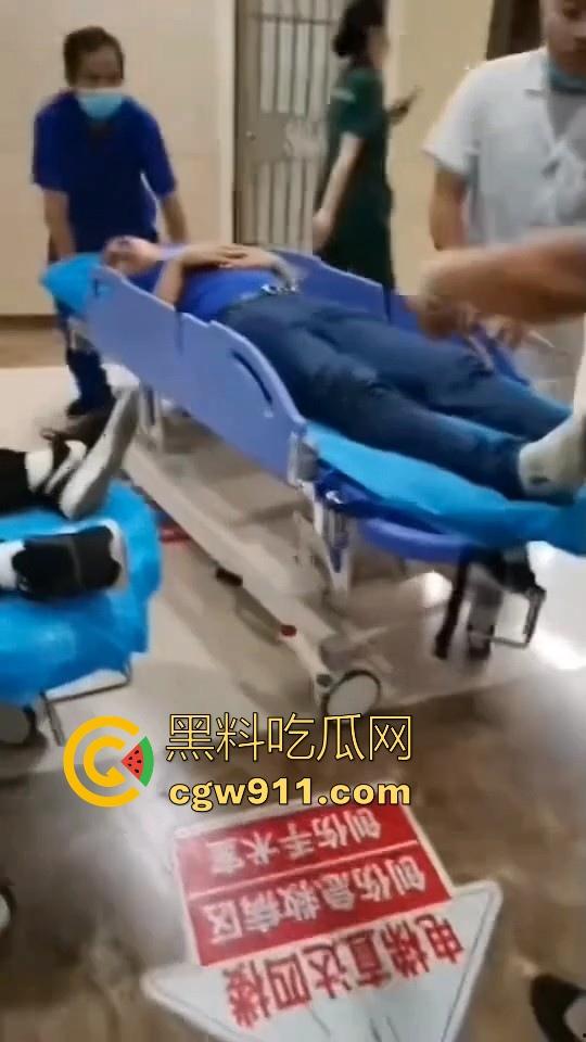 九江2:1击败新余挺进四强!新余球迷输球不甘心怒扔瓶子砸九江球迷,现场差点爆发激烈冲突!-1