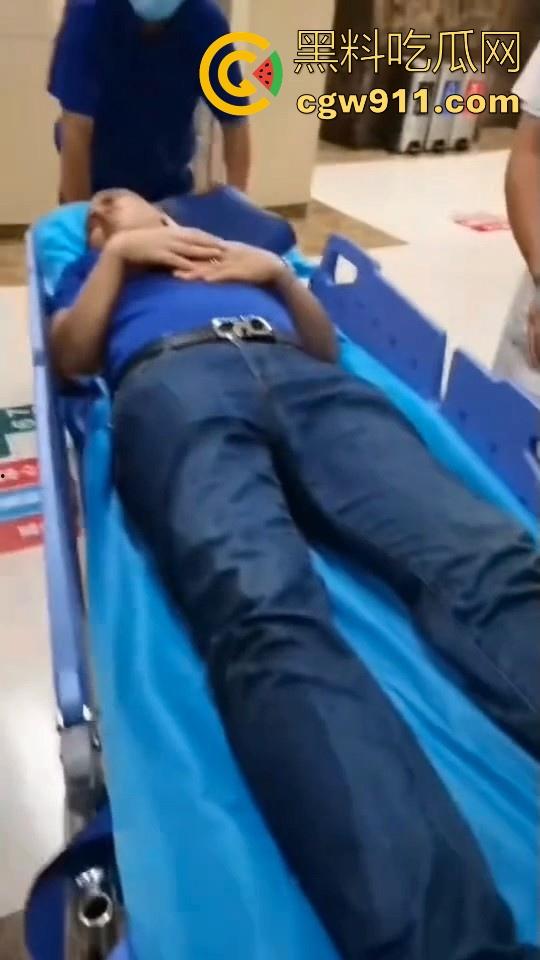 九江2:1击败新余挺进四强!新余球迷输球不甘心怒扔瓶子砸九江球迷,现场差点爆发激烈冲突!-2