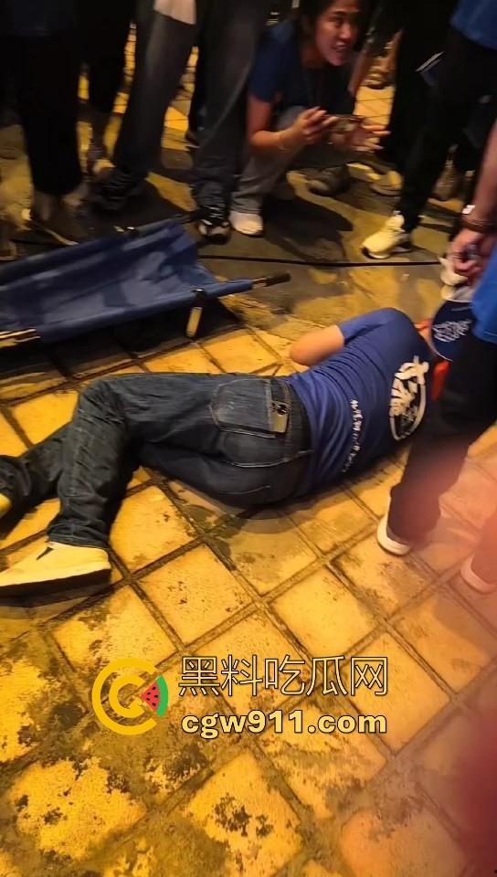 九江2:1击败新余挺进四强!新余球迷输球不甘心怒扔瓶子砸九江球迷,现场差点爆发激烈冲突!-4