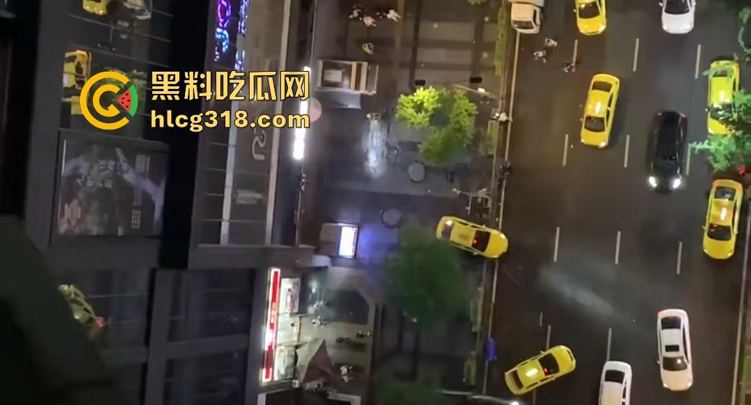 重庆九街6.21出租车撞人大乱斗,口嗨哥挑衅真实哥,力拍引擎盖天场面鸡飞狗跳!-2