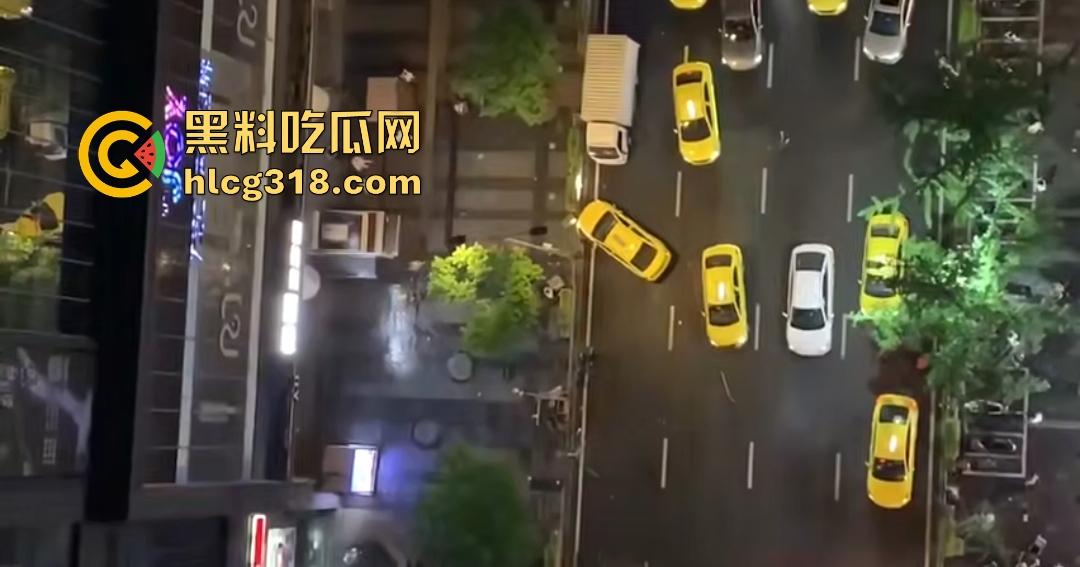 重庆九街6.21出租车撞人大乱斗,口嗨哥挑衅真实哥,力拍引擎盖天场面鸡飞狗跳!-3