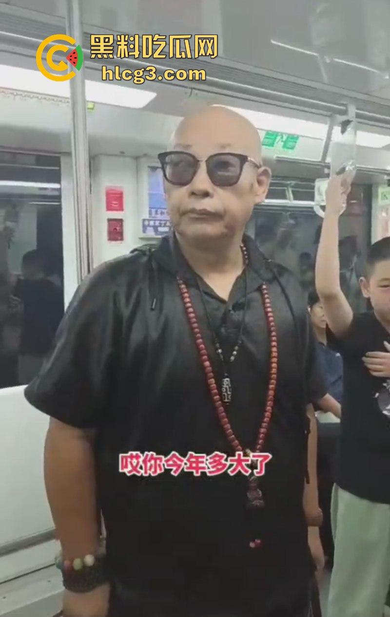 小伙脸伸过来我打一巴掌给你2万！江苏南京一位光头老汉地铁上强行让小伙子让座！-8