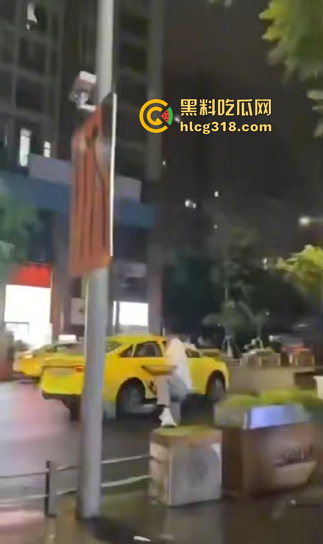 重庆九街6.21出租车撞人大乱斗,口嗨哥挑衅真实哥,力拍引擎盖天场面鸡飞狗跳!-6