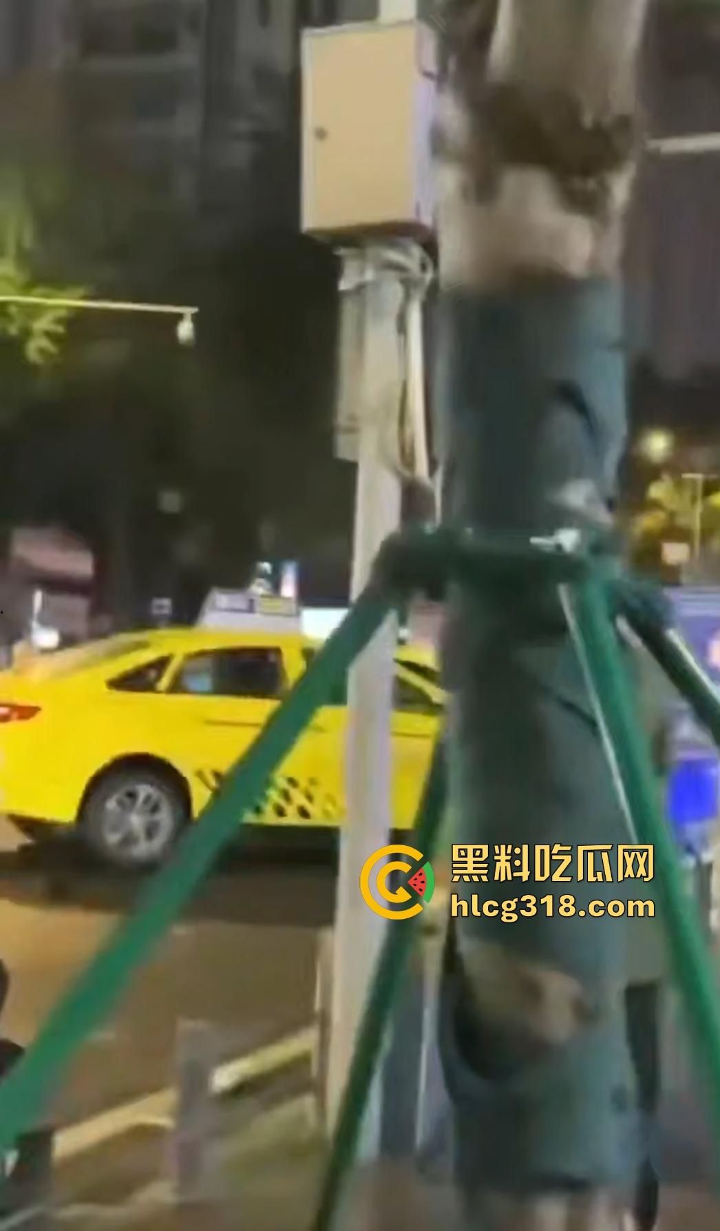 重庆九街6.21出租车撞人大乱斗,口嗨哥挑衅真实哥,力拍引擎盖天场面鸡飞狗跳!-7