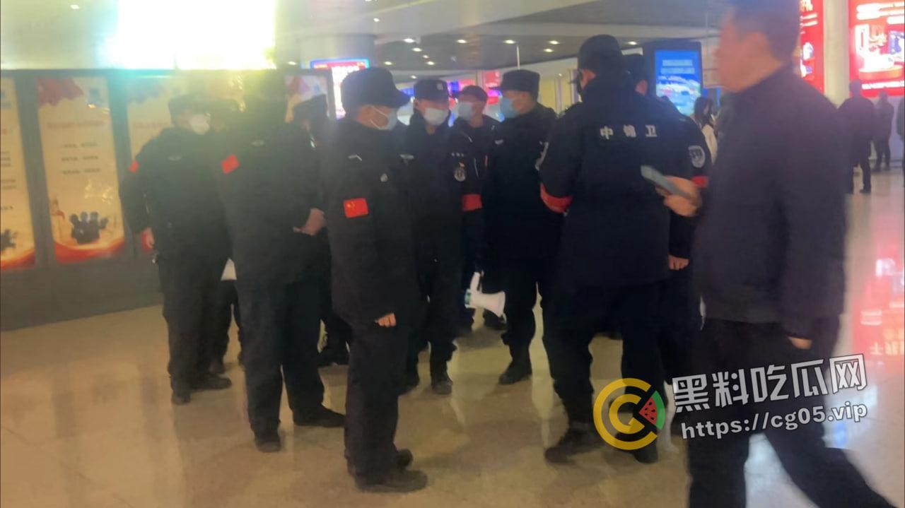 河南村镇银行储蓄事件再升级！上百名储户被囚禁 家属报警警察不出警 老百姓取个钱就这么难吗-8