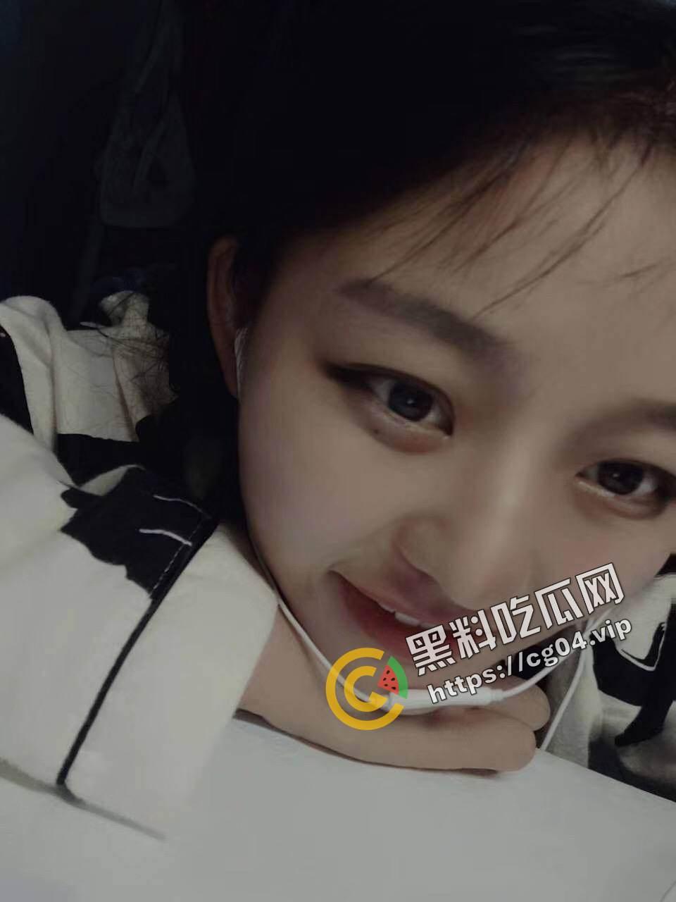 广东母狗 18岁就勾引自己美术老师 脚踏两只船出轨老男人 喜欢献媚有钱人开双洞-6