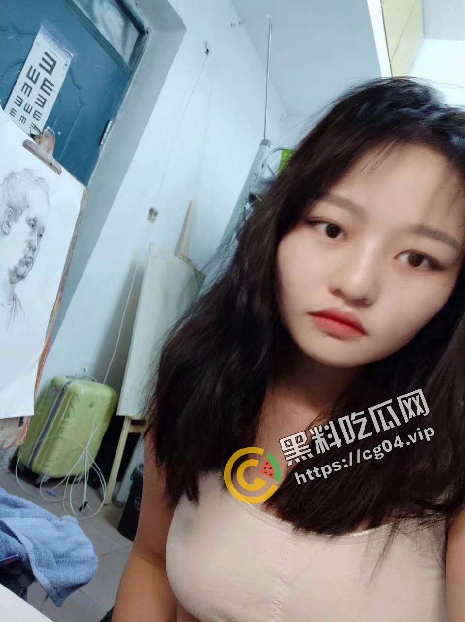 广东母狗 18岁就勾引自己美术老师 脚踏两只船出轨老男人 喜欢献媚有钱人开双洞-7